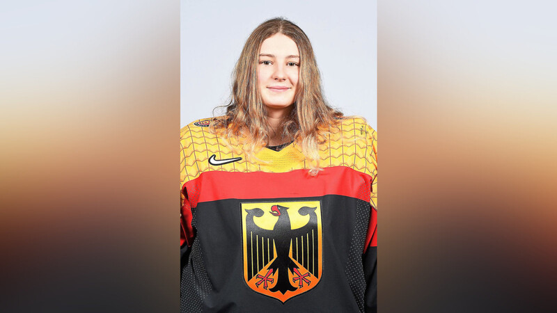 Das Trikot der Nationalmannschaft hat Chiara Schultes schon zuvor bei Juniorinnen-Weltmeisterschaften getragen - die A-WM in Kanada mit den deutschen Eishockey-Frauen war für die 17-jährige Torhüterin des EHC Straubing "aber noch mal eine ganz andere Hausnummer".