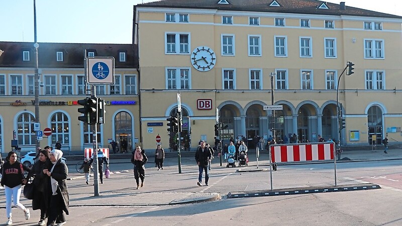 Fußgänger können den Bahnhofsvorplatz queren, ohne an der roten Ampel warten zu müssen.