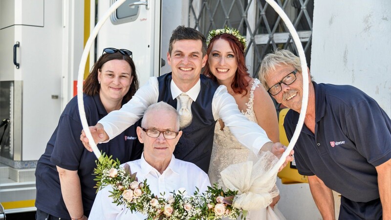 Das Brautpaar mit Opa Lothar und zwei Begleitern des Herzenswunsch-Krankenwagens.