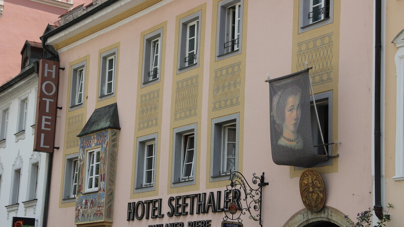 Hotels aller Kategorien gibt es in der Straubinger Innenstadt. Während der Volksfestzeit sind sie meist ausgebucht.