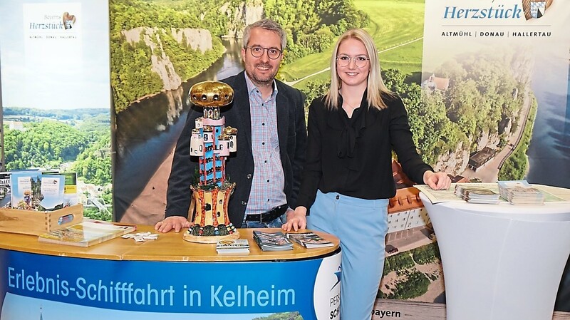 Florian Best (Geschäftsführer des Tourismusverbandes) und Melanie Blümel (Brauerei Kuchlbauer) in Augsburg.