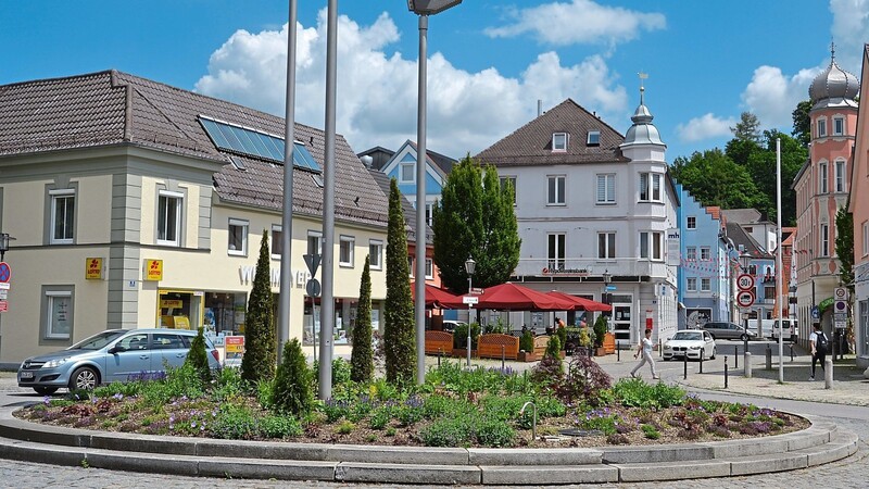 Bei der Pflege ihrer öffentlichen Grünanlagen, so wie hier im Kreisel in der Bahnhofstraße, verfolgt die Stadt Mainburg ein neues, ökologisch nachhaltiges Konzept.