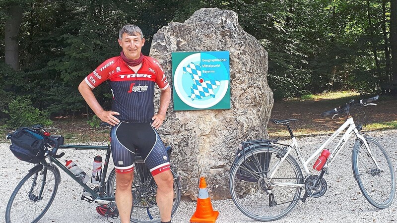 Ein Stein, ein Mann, ein Fahrrad und seine Pylone: Vor dem geografischen Mittelpunkt Bayerns in Kipfenberg steht Jürgen Häublein. Auf der Tour war auch seine Frau Uta dabei.