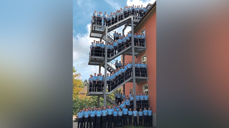 Hoch hinaus wollen die 131 Polizeimeisteranwärter auf der Karriereleiter der Bundespolizei. Vorerst nehmen sie die Feuertreppe einer Einsatzhundertschaft.