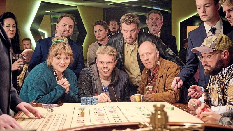 Die "großen" Kollegen von der Stammbesetzung der Eberhofer-Filmreihe machten es Co-Star Johannes Berzl (vorne Mitte) leicht, als "Lotto-Otto" mitzumischen.