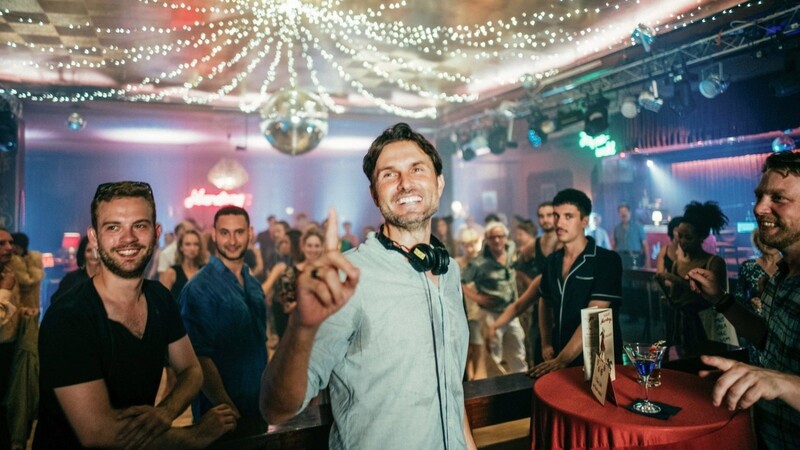 Simon Verhoeven am Set von "Nightlife": Das spielt nicht nur in wilden Diskos, sondern auch in einem honorigen Tanzlokal.