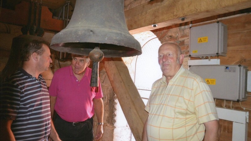 Auf Glocken-Spurensuche: Pfarrarchivar Anton Harsch (rechts) mit der Kirchenverwaltung von Bergen.