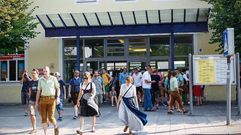 Jedes Jahr strömen die Volksfestgäste in Scharen vom Bahnhof zum Gäubodenvolksfest.
