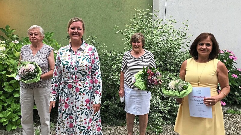 Maureen Sperling (2. v. l.) gratulierte Heidi Pfundt (v. l.), Luise Wildfeuer und Katherina Winkelmeier.