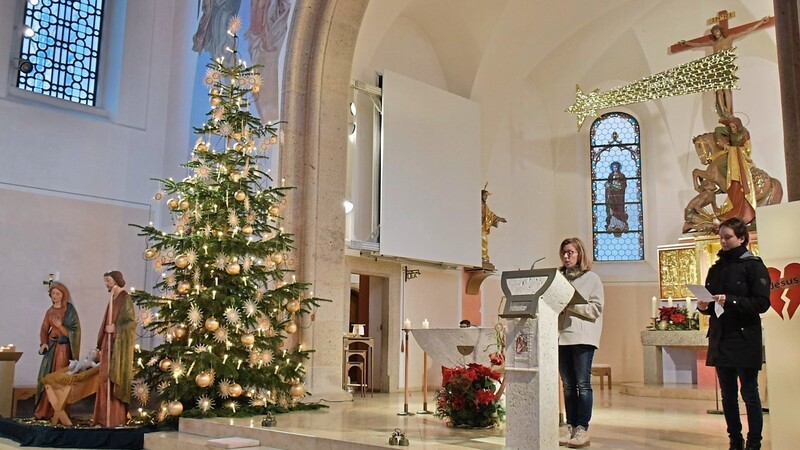 In der Stadtpfarrkirche, noch im Glanz des Weihnachtsschmuckes, feierte die Pfarrei St. Martin den Jahresschluss