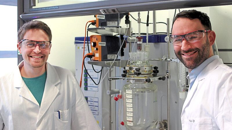 Dr. Daniel Van Opdenbosch und Dr. Paul Stockmann (l.), dessen Dissertation die Basis für das neue Herstellungsverfahren geliefert hat.