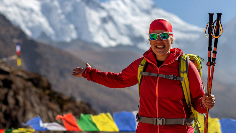 Stefanie Traurig voller Optimismus auf dem Weg zur Akklimatisierung auf 5070 Metern - im Hintergrund Lohtse Flanke.