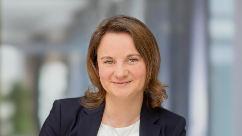 Die Erste Vorsitzende der Wirtschaftsjunioren Dingolfing-Landau, Jessica Huber stellte das Programm des heurigen Wirtschaftstags vor.