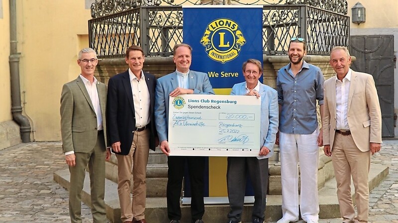 Eberhard Schmid, Christian Aumüller, Stefan Wissel und Dr. Heinrich Körber (v.li) vom Lions Club Regensburg übergaben den Spendencheck in Höhe von 20.000 Euro an Dr. Borys Frankewycz (r.).