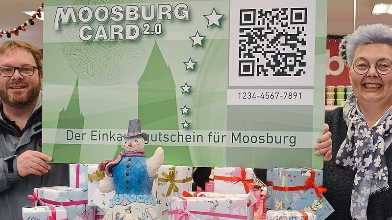 Thomas David von Moosburg Marketing und Sabine Roth-Forstner vom Badehimmel sind überzeugt von der Moosburg Card 2.0.