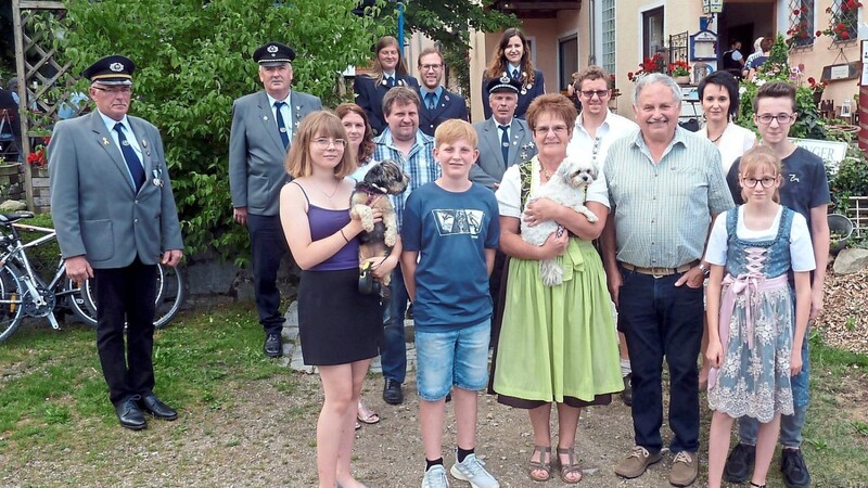 Mit der Familie sowie Vertretern von Feuerwehr und Soldaten- und Kriegerkameradschaft feierte Josef Nausch (Vierter von rechts) seinen 70. Geburtstag.
