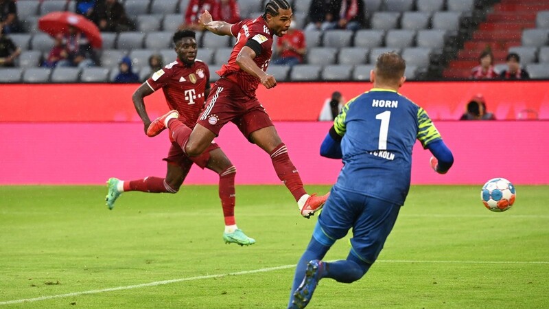 Serge Gnabry trifft im Bundesliga-Spiel gegen den 1. FC Köln zum zwischenzeitlichen 2:0 für den FC Bayern.