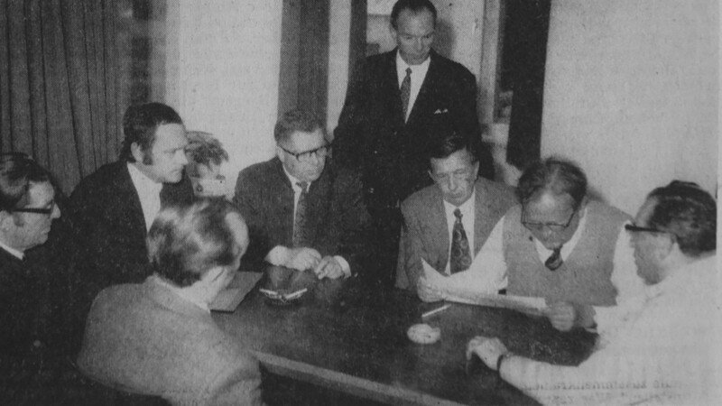 Der Vilsbiburger Gemeindewahlausschuss bei der Feststellung des Wahlergebnisses im Juni 1972.