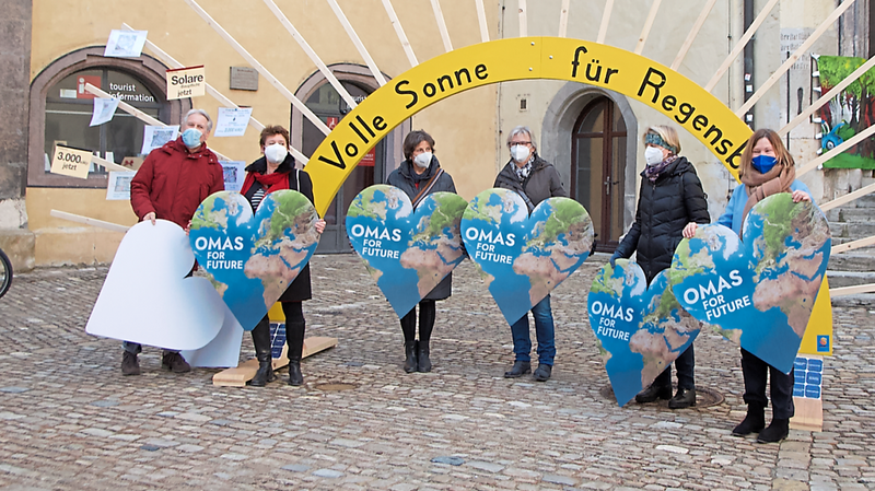 Die Stadt schöpfe ihr volles Potenzial beim Thema Klimaschutz noch immer nicht aus, kritisierte ein Teilnehmer der Mahnwache, an der auch die SPD-Landtagsabgeordnete Margit Wild (rechts im Bild) teilnahm.