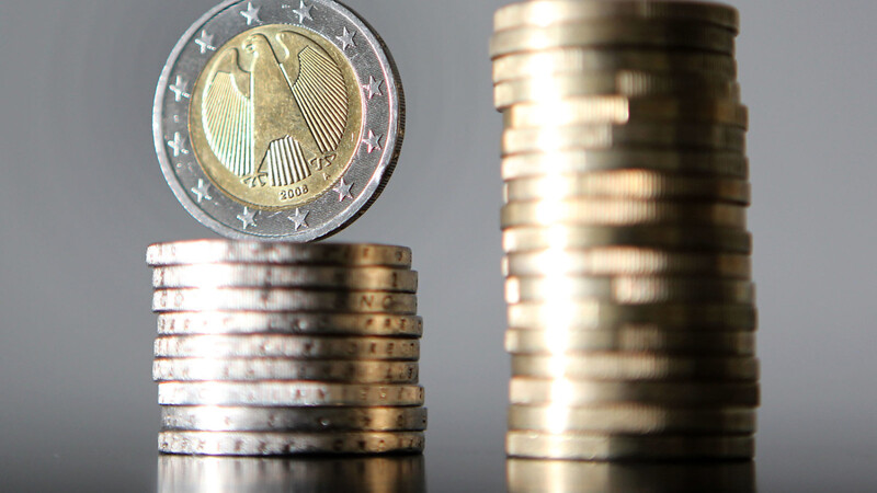 315.000 Euro stehen für Investitionen zur Verfügung (Symbolbild: Euro-Münzen)