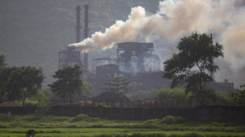 Rauch steigt aus einem mit Kohle betriebenen Stahlwerk im Dorf Hehal in der Nähe von Ranchi im östlichen Bundesstaat Jharkhand in Indien.