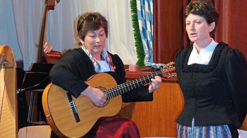 "In der staaden Zeit gehört Musik einfach dazu", sagt Silvia Hastreiter, seit 14 Jahren Vorsitzende von "Stamm" (links).