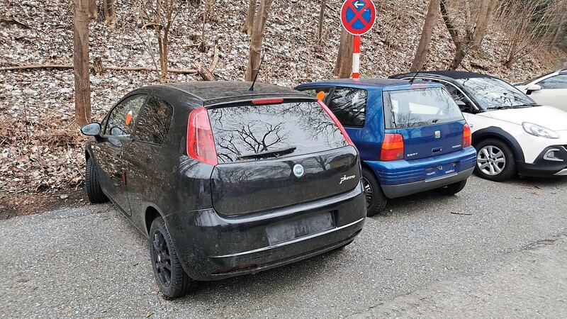 Seit Monaten stehen ein Fiat punto und ein Seat Ibiza am Ende der Schönbrunner Straße.