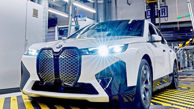 Der BMW iX, der in Dingolfing produziert wird, ist dem Autobauer zufolge ein Verkaufsrenner.