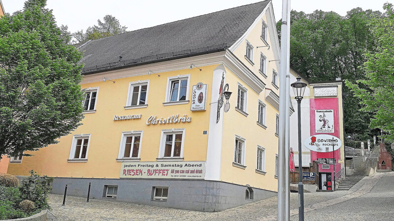 Das Christlbräu-Areal mit Wohnhaus samt Gaststätte und dem dahinterliegenden Komplex hat bald einen neuen Eigentümer. Der notariell beglaubigte Vertrag über einen Verkauf tritt im April 2021 in Kraft.