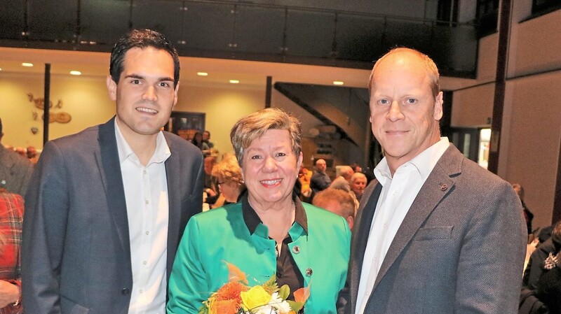 Die CSU-Ortsvorsitzenden Michael Hätscher (links) und Markus Off gratulierten ihrer frischgekürten Bürgermeisterkandidatin Hannelore Langwieser mit einem Blumenstrauß.