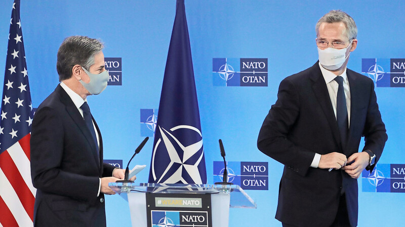 US-Außenminister Antony Blinken (l.) und Nato-Generalsekretär Jens Stoltenberg geben nach den Beratungen eine Pressekonferenz. Nato und USA müssen sich zwischen einem zeitnahen und einem an Bedingungen geknüpften Truppenabzug in Afghanistan entscheiden.