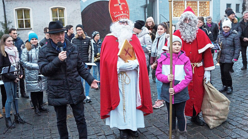 Bürgermeister und Nikolaus eröffnen zusammen den Christkindlmarkt.
