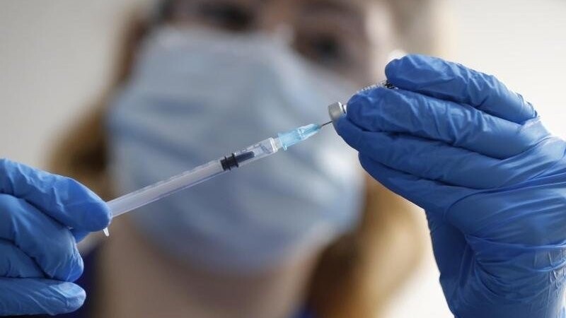Eine Krankenpflegerin zieht in einem Krankenhaus eine Spritze mit dem Corona-Impfstoff auf.(Symbolbild)
