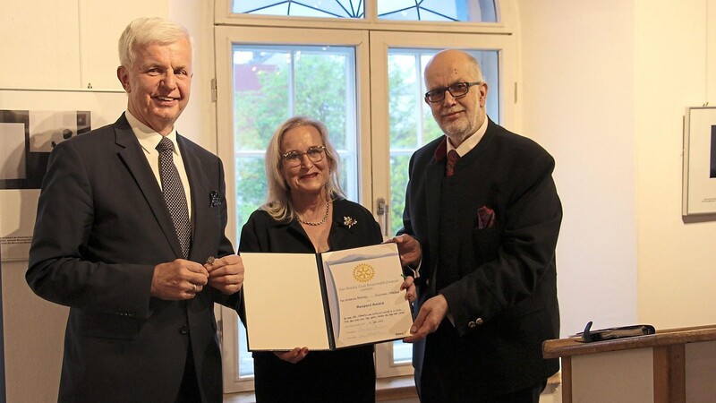 Karl Rabl (li.) und Winfried Schubert überreichen den Respect Award an Heidemarie Horenburg.