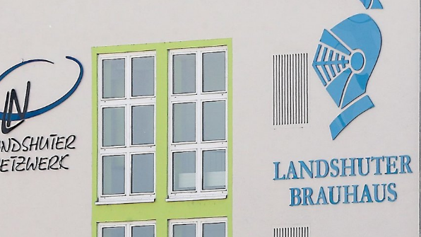 Das Landshuter Brauhaus hat sein Logo an der Fassade des Netzwerk-Hauses am Bahnhof platziert.