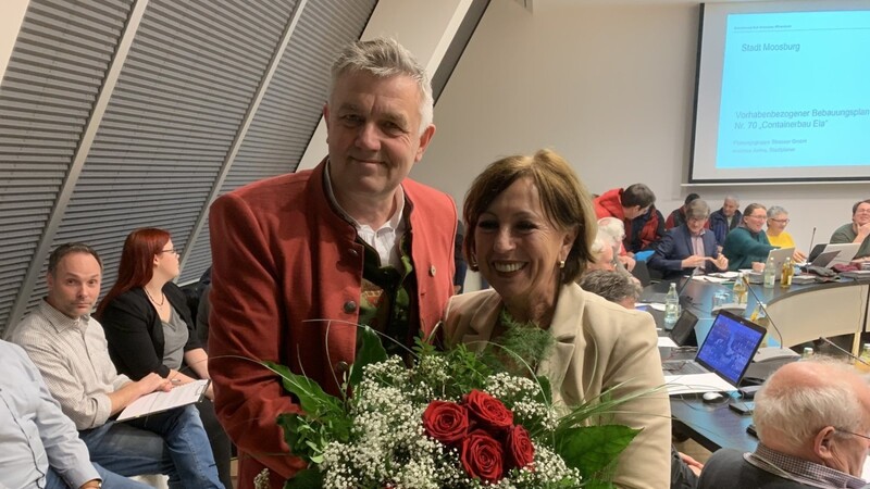 Josef Dollinger überreichte einen Blumenstrauß an Bürgermeisterin Anita Meinelt.