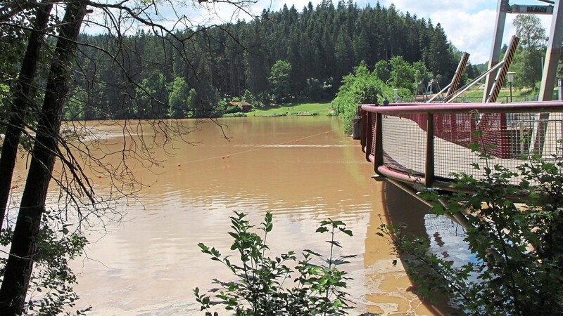 Treten starke Regenfälle auf, kann ungeschützter Ackerboden in Bewegung geraten - und letztendlich in Flüsse und Seen gelangen. Der Grund, weshalb das Wasser im Blaibacher See aktuell braun gefärbt ist.