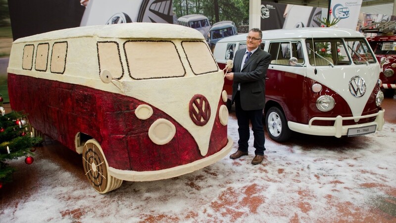 Rudi Dietl neben dem zuckersüßen T 1-Bulli zum Anbeißen: Der Lebkuchen-VW wurde 2014 für einen guten Zweck versteigert.