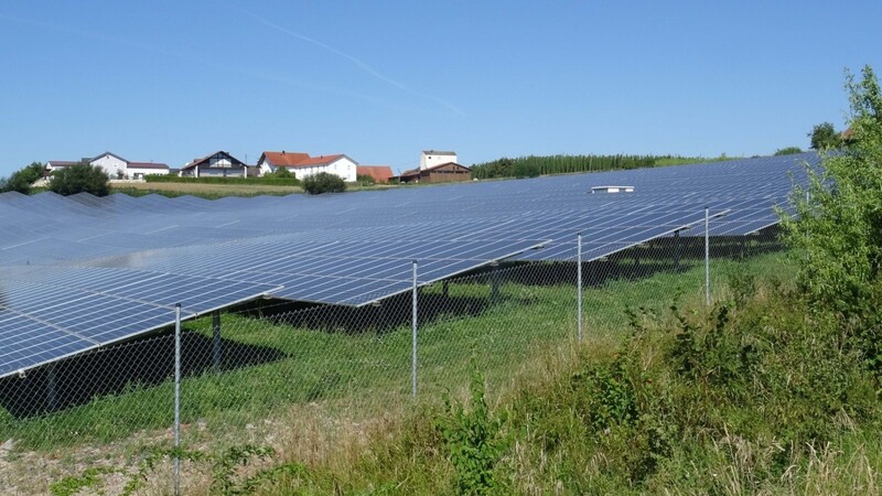 Viel zu groß gebaut hat der Investor die Photovoltaikanlage in Berg in der Gemeinde Rudelzhausen. Jetzt kam eine Entschuldigung an die Gemeinde.