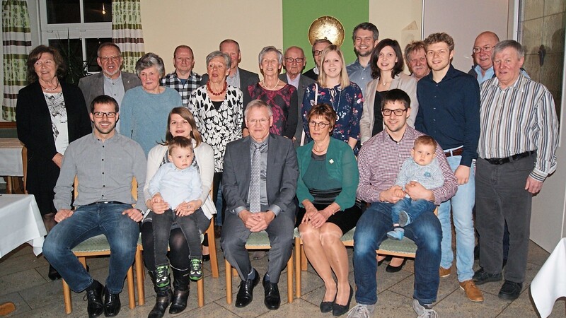 Der Jubilar Anton Hecht mit seiner Familie im Kreise der Gratulanten der Gewichtheber und des SPD-Ortsvereins.
