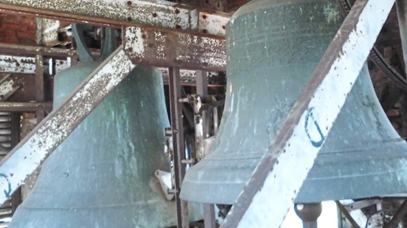 Die Glockenstube der Stadtpfarrkirche mit fünf Glocken, wovon drei zu sehen sind. Die mittlere Glocke ist die "Kaiserin", die den Landauern viel bedeutet.