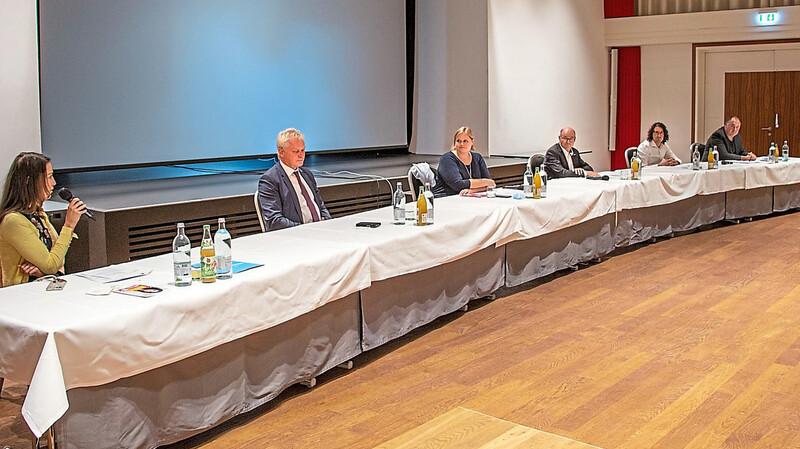 Stellten sich der Diskussion: MdB Nicole Bauer (FDP), MdB Alois Rainer (CSU), Moderatorin Christine Vogel, Regionalvorsitzender Walter Sennebogen, MdB-Kandidat Dennis Schötz (SPD) und MdB Erhard Grundl (Grüne) (v.l.).