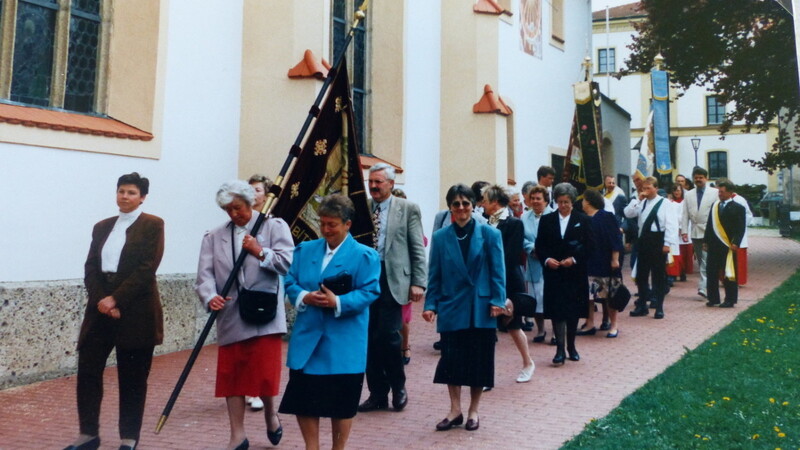 Auch im Jahre 1996 konnte der Frauenbund Velden feiern, das Bild zeigt den Festzug anlässlich des 75-jährigen Bestehens.