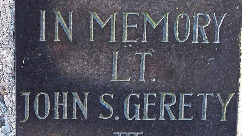 Diese Inschrift auf der Tafel erinnert an den folgenschweren Verkehrsunfall, bei dem John S. Gerety verstarb.