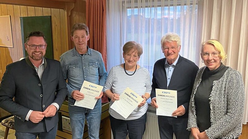 Urkunden für ihre langjährige Mitgliedschaft erhielten (v.l.) Wilfried Oexler, Elisabeth Bögel und Theo Zellner. Mit im Bild Kreisvorsitzender Gerhard Hopp (l.) und Ortsvorsitzende Carola Höcherl-Neubauer (r.).