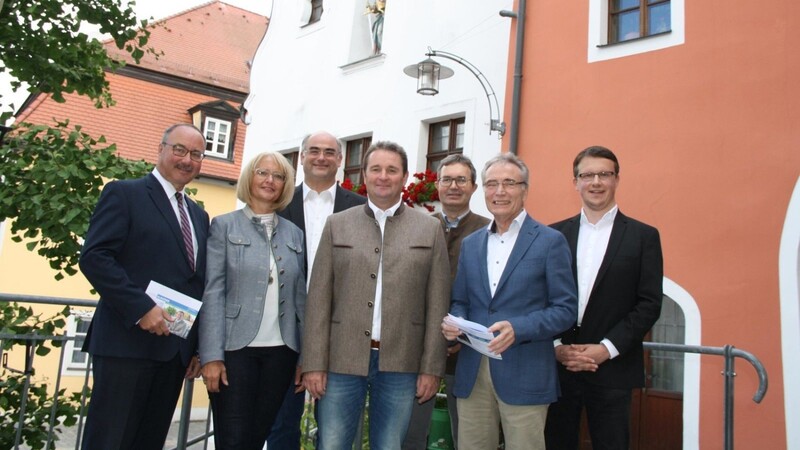 Rainer Gleixner (Mitte) ist der Wunschkandidat von CSU, Landunion und Junger Liste für das Amt des Rodinger Bürgermeisters.
