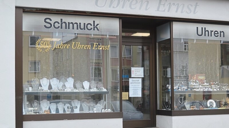 Helmut Ernst junior vom gleichnamigen Uhren- und Schmuckgeschäft freut sich, dass er seinen Laden wieder öffnen darf.