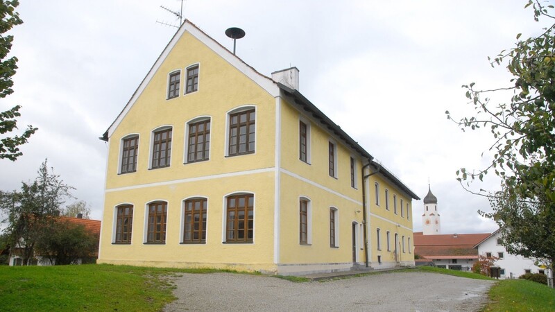 Für die Sanierung des früheren Schulhauses in Hinterskirchen wurden der Gemeinde Neufraunhofen die entsprechenden Fördergelder genehmigt.