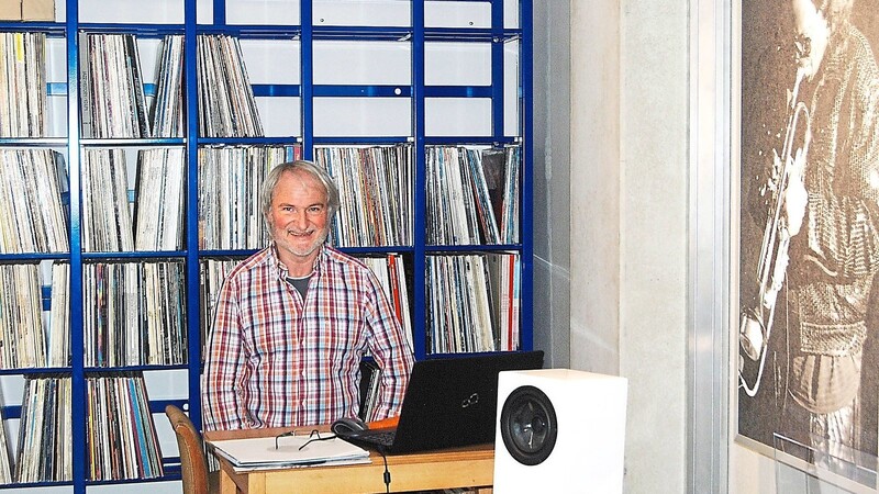 In einem Vorführraum des Fachgeschäfts, in dem er arbeitet, demonstriert Conny Englmeier die Klangvielfalt von Schallplatten.