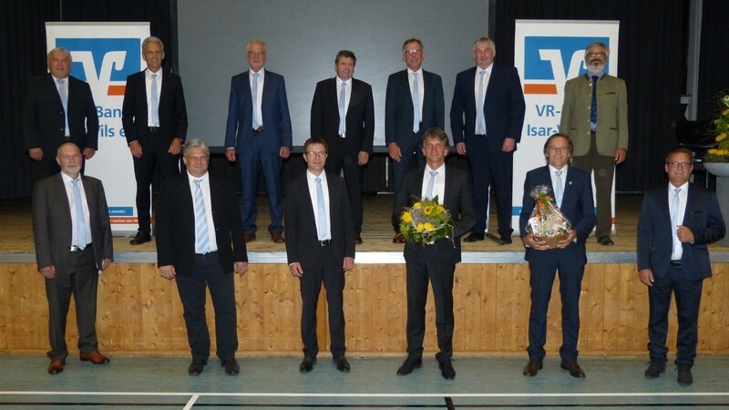 Aufsichtsrat und Vorstand der VR-Bank Isar-Vils mit dem ehemaligen Vorstandsvorsitzenden Anton Schaumeier (vorne, 3. von rechts), dem scheidenden Aufsichtsrat Johann Luger (vorne, 2. von rechts) und Regionaldirektor Franz Penker (hinten, 1. von rechts).